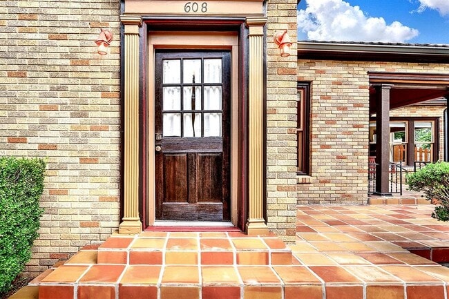 Photo - 608 W Hopkins St