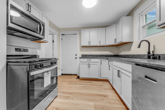 Photo - 911 Montrose Ave