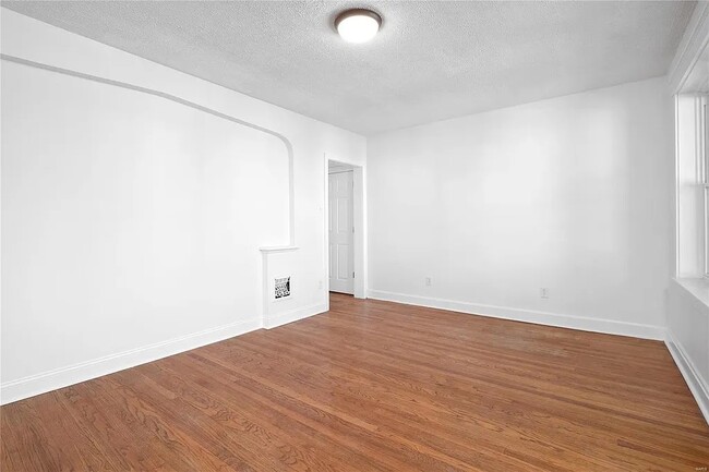 Photo - 4462 Wallace St