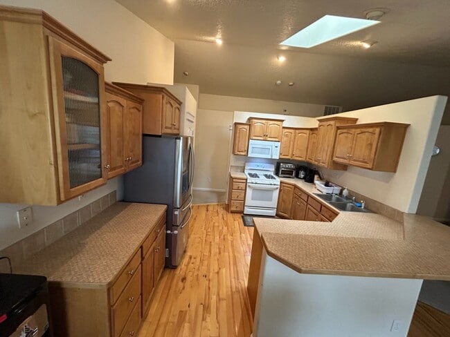 Building Photo - ONE LEVEL Beautiful 4 BR 2 Bath Home 2100 SF / Open and spacious home a MUST see!