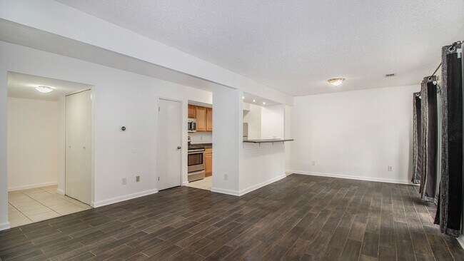 Kitchen & Dining Space - 2401 Packard St Unit 31D