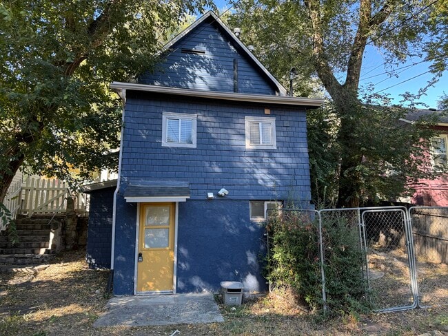 Building Photo - 523 N Walnut St Unit B