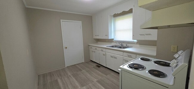 Photo - Nice 2 Bedroom 1 Bath bungalow! Garage! $925