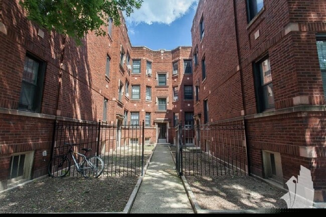 Photo - 4725 N Leavitt St Unit #  01