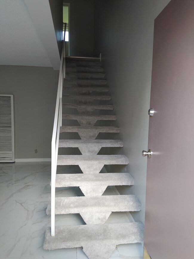 Stair Up - 7549 N Hollywood Way Unidad 4