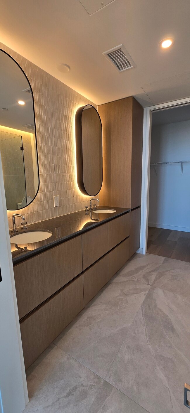 Dual sink vanity in primary bath - 610 Davis St Unit 5007