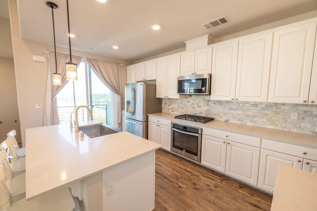 Photo - Beautiful two bedroom on Communication Hil... Unidad 2