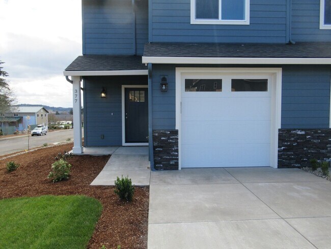 Building Photo - Newer Three Bedroom Duplex Unit 375