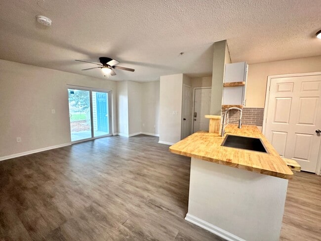 Photo - Newly Renovated 1B/1B Condo near Beach in ... Unit 006