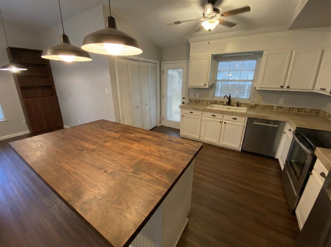 Kitchen - 1119 Eagle Rd