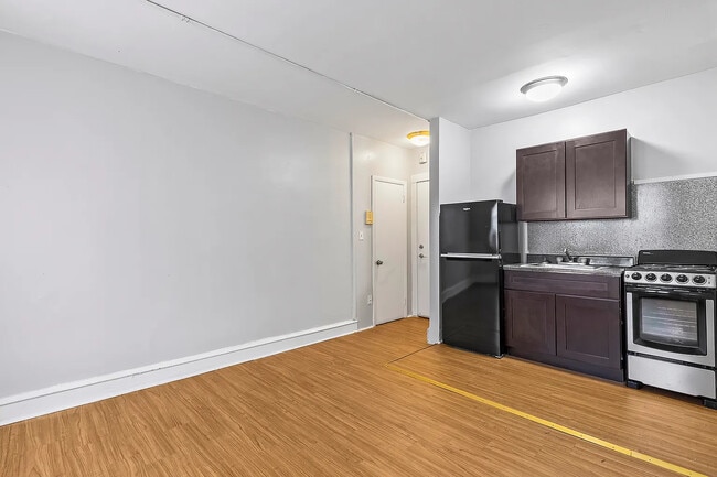 Photo - 147 E 37th St