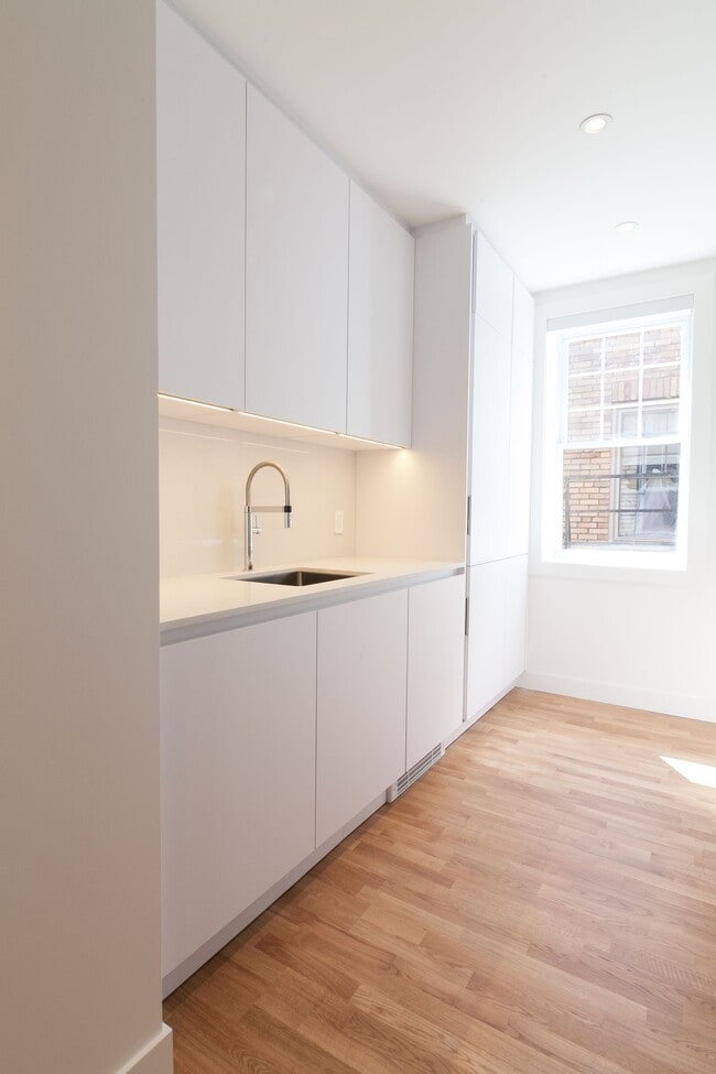 Photo - 2100 Rue du Fort Unit 401