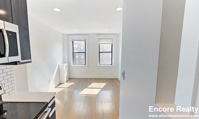 Building Photo - 19 Peterborough St Unit 14