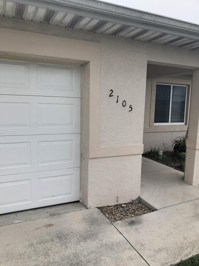 Building Photo - 2/2 plus Den Duplex with a 1 car Garage Unit 2105 Andalusia Blvd