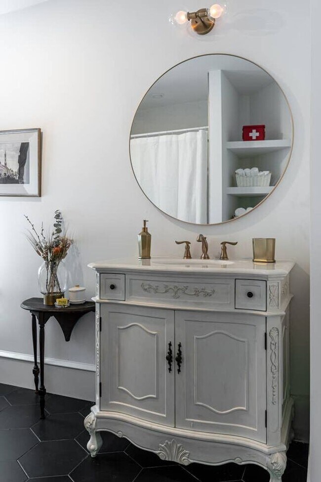 Photo - University City Style with Room to Spare Unidad APT 1
