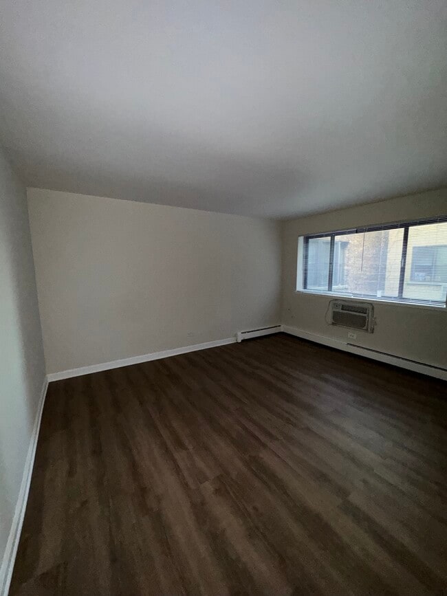 Building Photo - 5919 N Kenmore Ave Unit 325