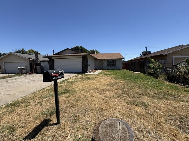 Building Photo - Large Living Area, rear yard has RV Access!