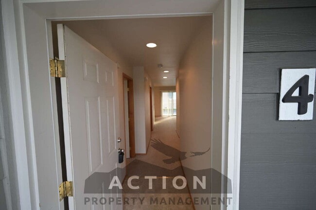 Photo - 2 bed 1 bath, top floor apartment in Port Angeles, close to Peninsula College and the Olympic Nat... Unidad #4