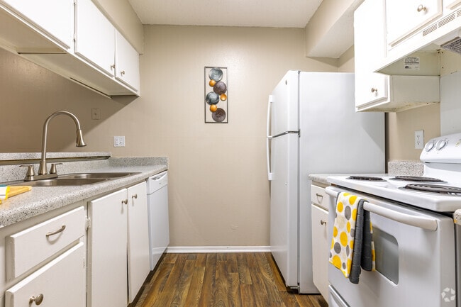 1BR, 1BA - 706SF - Kitchen