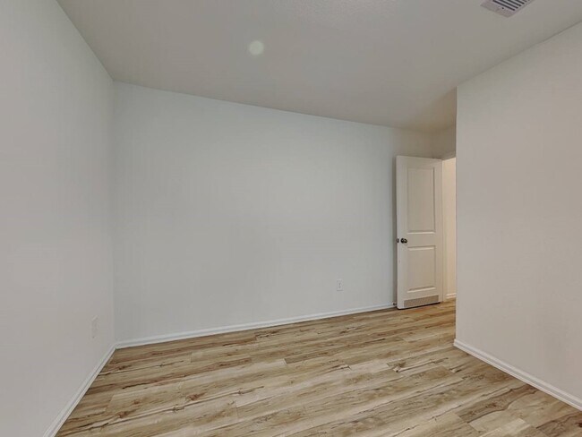 Photo - 18714 Mercer Fls Dr