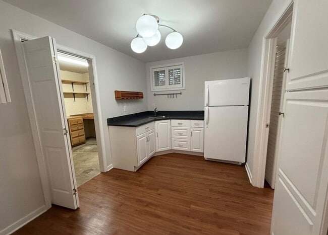 Building Photo - Spacious 4 bedroom, 3 bath Rancher