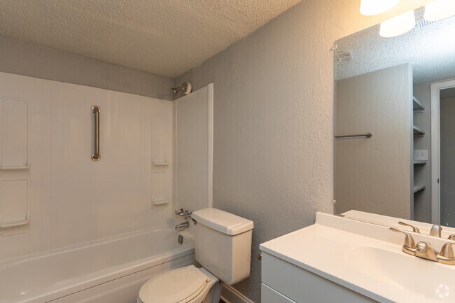 2BR, 1BA - 966SF