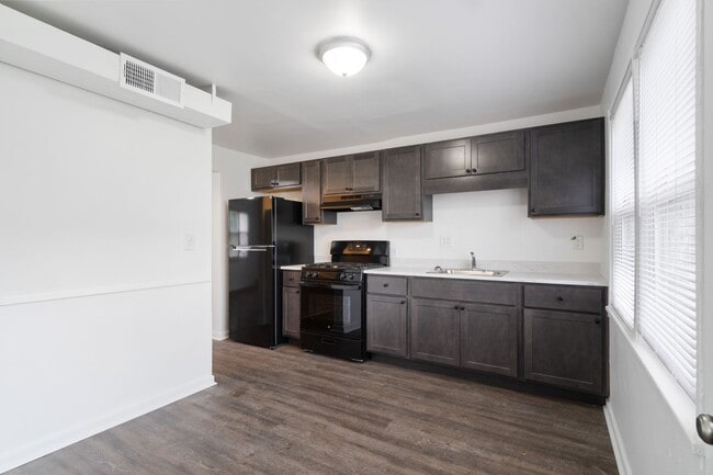 Building Photo - 3 Bedroom Townhouse in Midland, PA!! Apply...