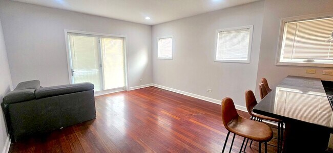 3359 S Ashland Ave Unit 1R