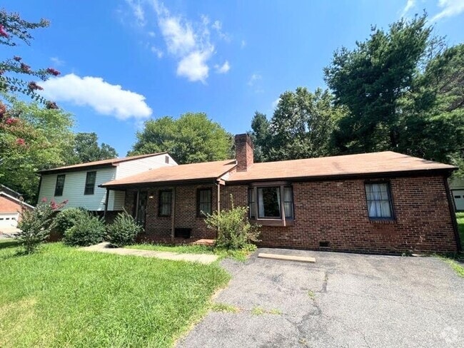 Building Photo - 4 Bedroom Home in Lynchburg