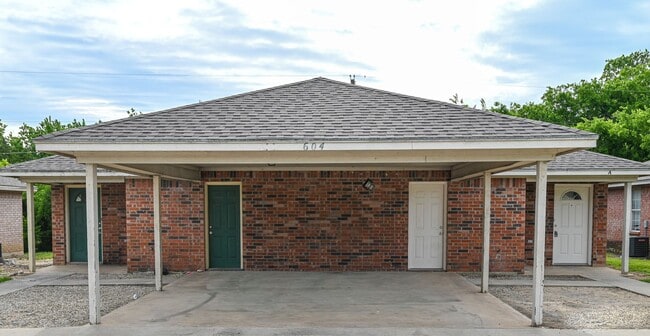 Building Photo - 2 Bed 2 Bath Duplex, Decatur TX