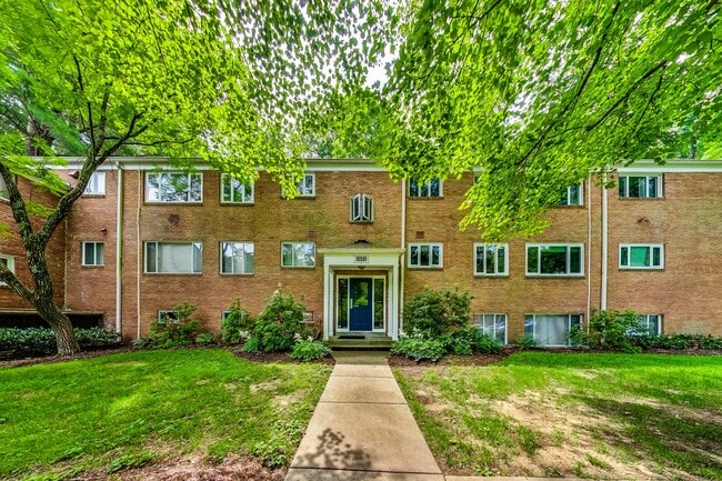 Building Photo - 10501 Montrose Ave