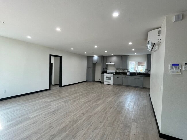 Photo - Beatiful and spacious Rental in Montebello for Lease