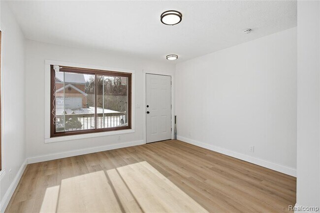 Photo - 35942 Vinewood St