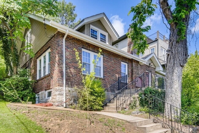 Building Photo - Charming Brick Cottage near Vanderbilt Rental