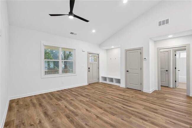 Photo - 122 Hilltop Dr SW