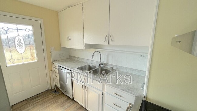 Photo - 317 Pelly Ave N