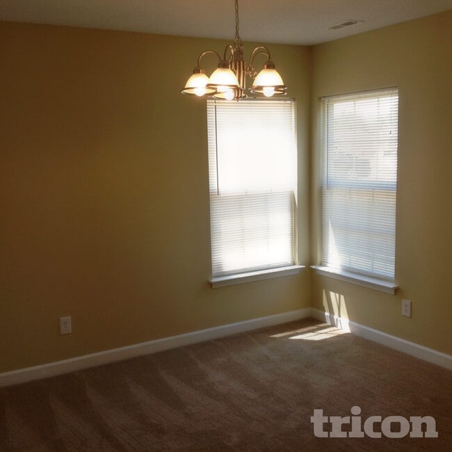 Photo - 917 Redford Ln
