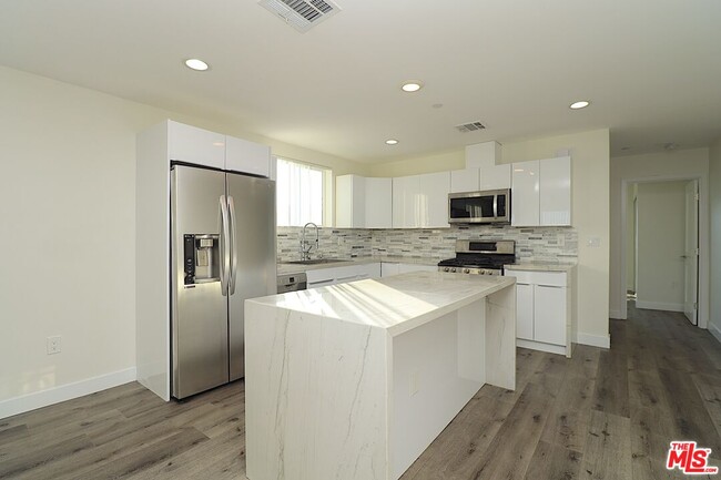 2121 Burnside Ave Unit 2123 1/2