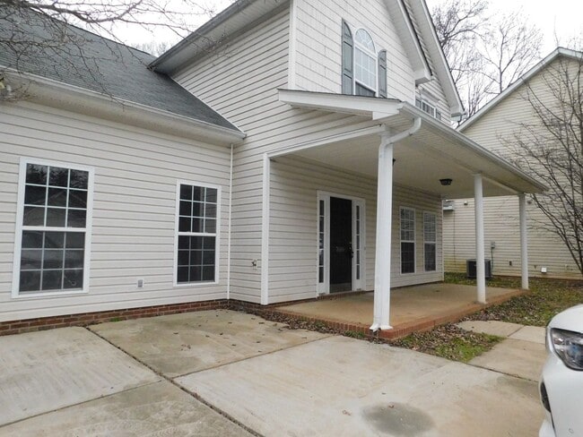 Photo - 4 bedroom 2.5 bath newly renovated