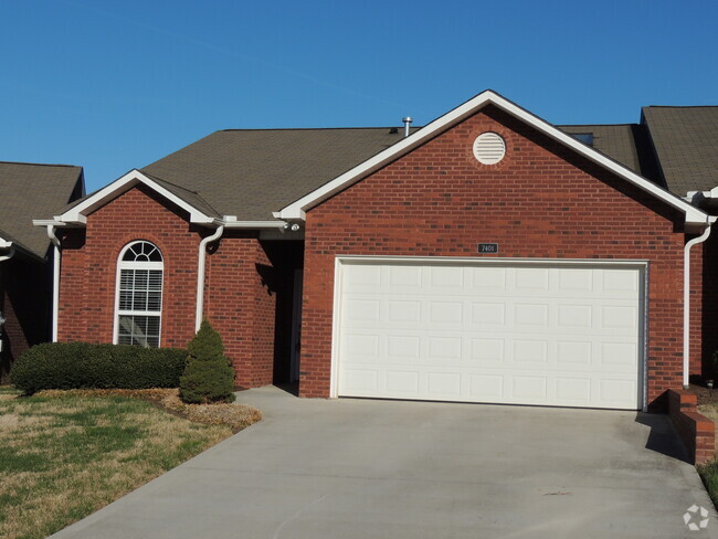 Building Photo - 3 bed, 2 bath, 2 car garage, ranch style t... Rental