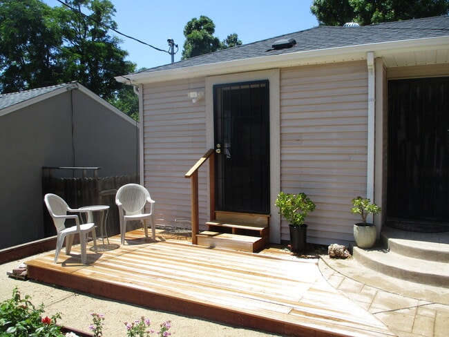 Private Entrance and Private Deck - 56 La Cruz Ave Apartments
