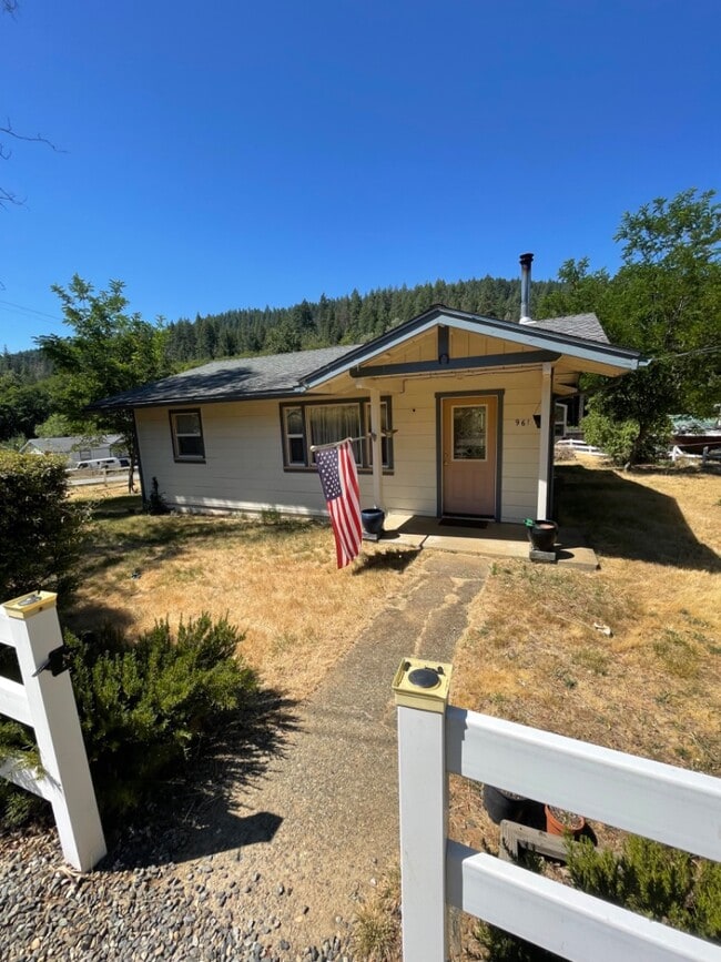 Building Photo - 961 Oregon St Rental