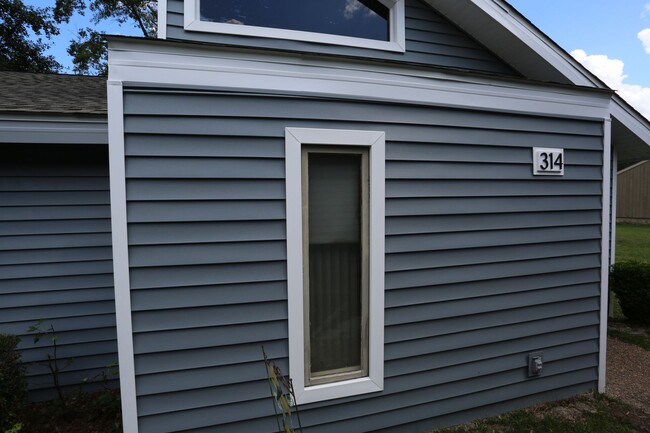 Building Photo - 2 Bedroom townhome