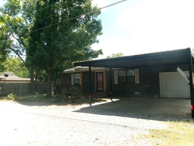 Building Photo - 409 1/2 NW pecan Avenue