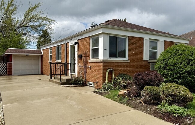 Building Photo - 5542 N Odell Ave Rental