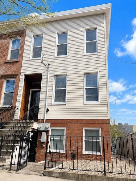 Building Photo - 96 Maple St