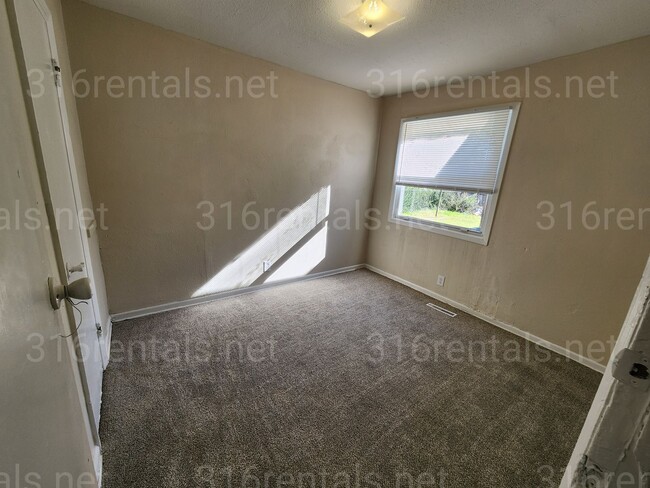 Photo - $1050 - 4 bedroom / 1 and a half bathroom ...