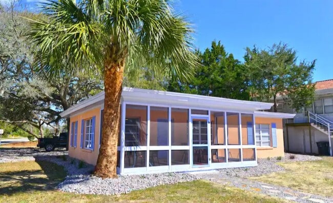 Building Photo - 524 Hillside Dr S Rental