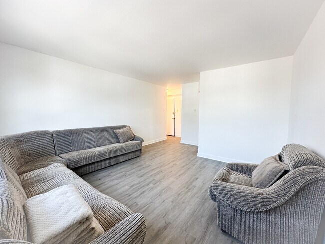 Photo - 2606 W Balmoral Ave