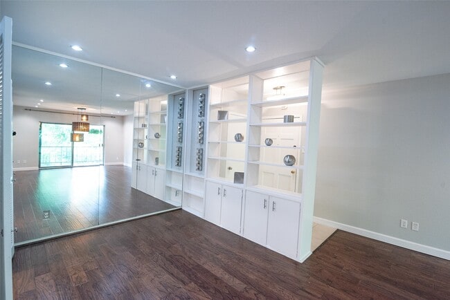 Building Photo - 2238 S Piney Point Rd Unit 209 Rental